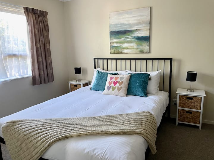 Cama tamaño queen en el segundo dormitorio
