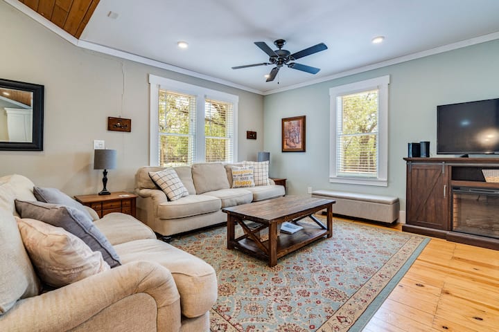 Los acogedores sofás y el banco extragrandes proporcionan asientos para un grupo grande cómodamente.  Sofá cama tamaño queen frente a las ventanas dobles.  La cama tiene un colchón templado de espuma viscoelástica con almohadas y mantas en el banco de almacenamiento.