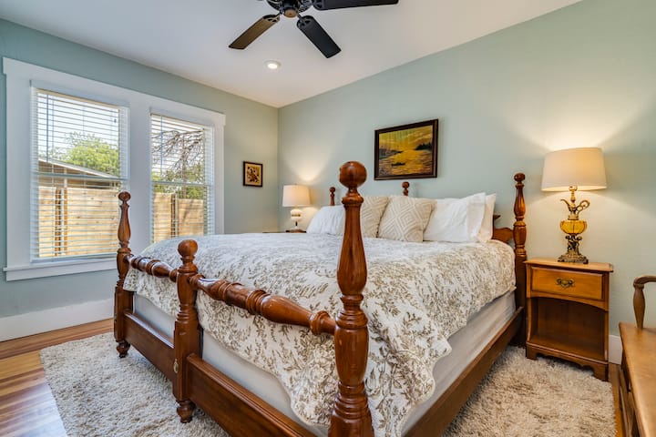 Dormitorio privado intermedio con cama tamaño king, sábanas de 800 hilos, edredón alternativo, cortinas oscuras nuevas (no se muestran en la foto), ventilador de techo, lámparas de lectura antiguas y armario para guardar maletas. 