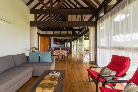 Amazing views hilltop treehouse near surf beaches