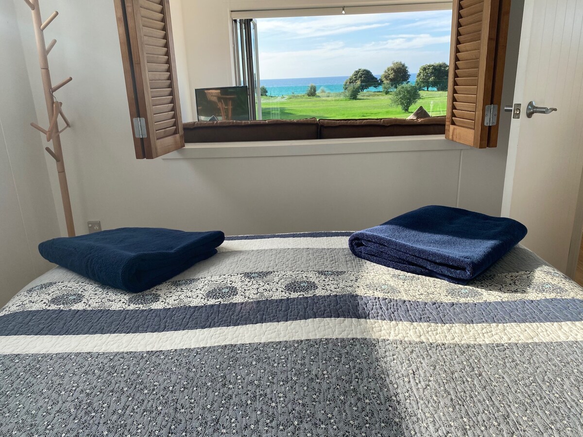 Vista desde el dormitorio principal y el baño privado en la planta superior.