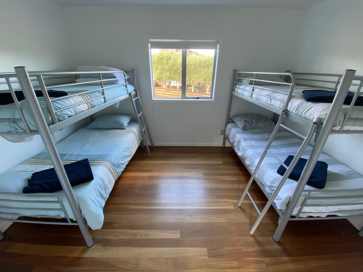 Dormitorio con 4 dormitorios en la planta baja.