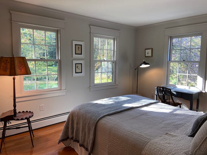 غرفة كوين مشرقة ومشمسة