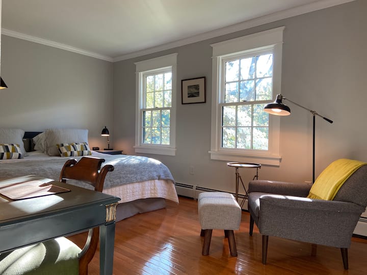 غرفة النوم الثانية بسرير كينج (الشرق)