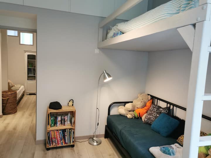 ชั้นล่างมองเห็นลานกลางแจ้ง