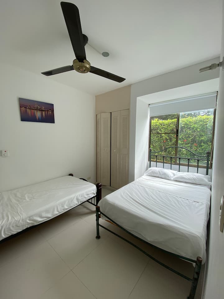 соба втор полубрачен кревет со поглед кон природата со единечен кревет