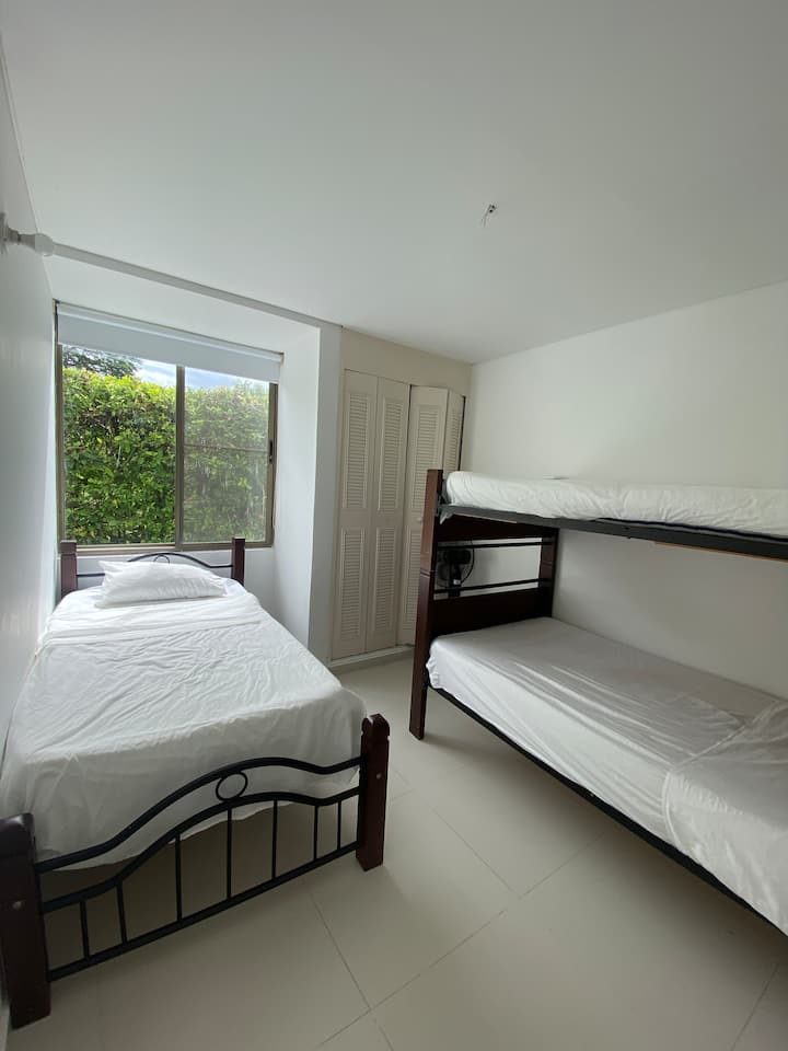 единечни кревети во првата спална соба, плакар и кревет на спрат