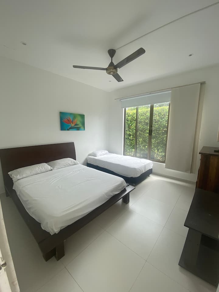 трета спална соба, брачен и единечен кревет со поглед кон природата, соба со телевизор