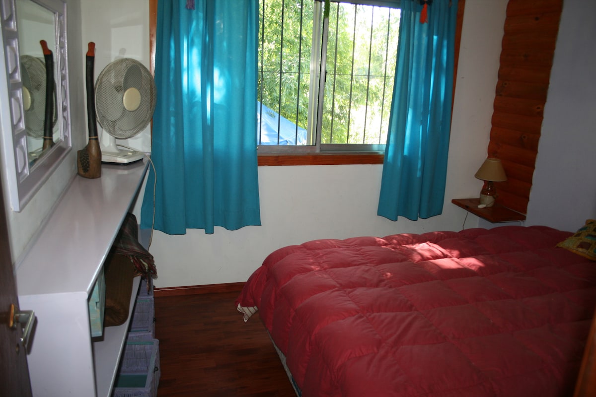 Dormitorio con cama matrimonial con sommier