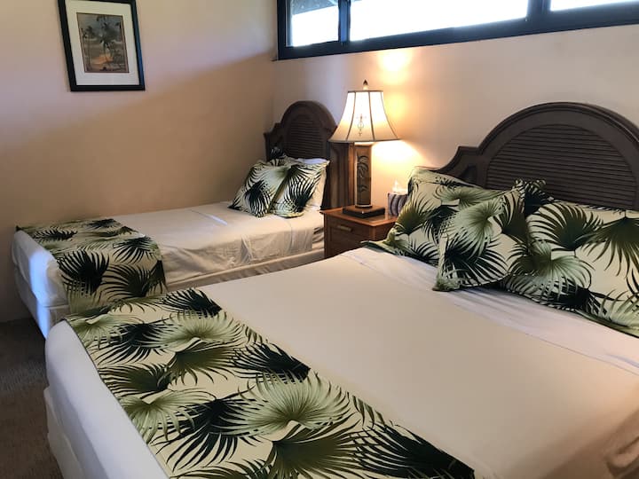 El dormitorio del piso principal está amueblado con una cama tamaño queen y una cama individual.