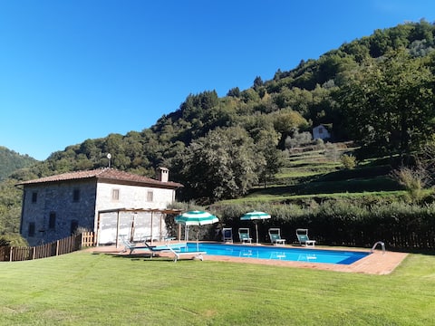 Villa with pool in position Overview