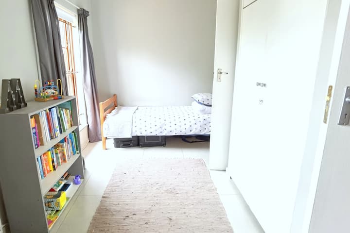 فتح غرفة النوم بسريرين مفردين