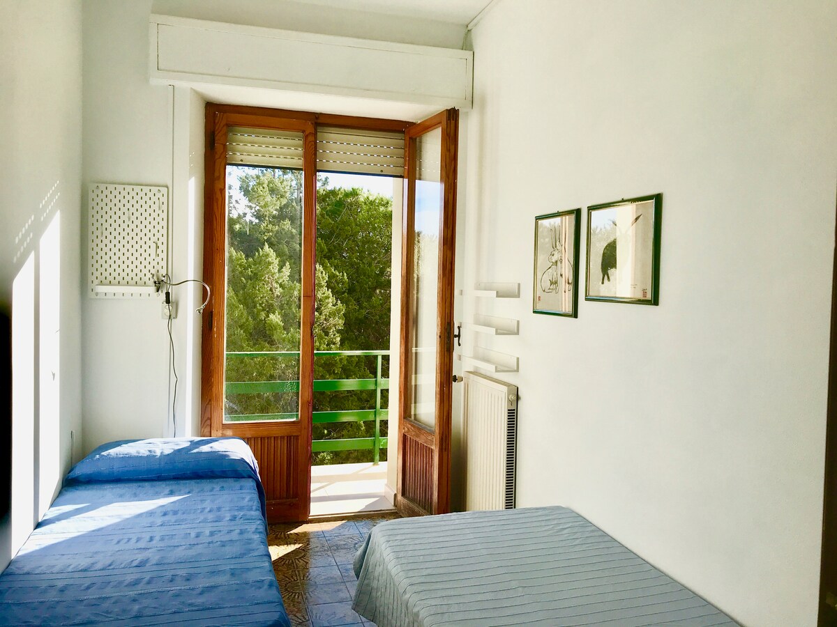 Habitación pequeña doble o doble con acceso directo al balcón.