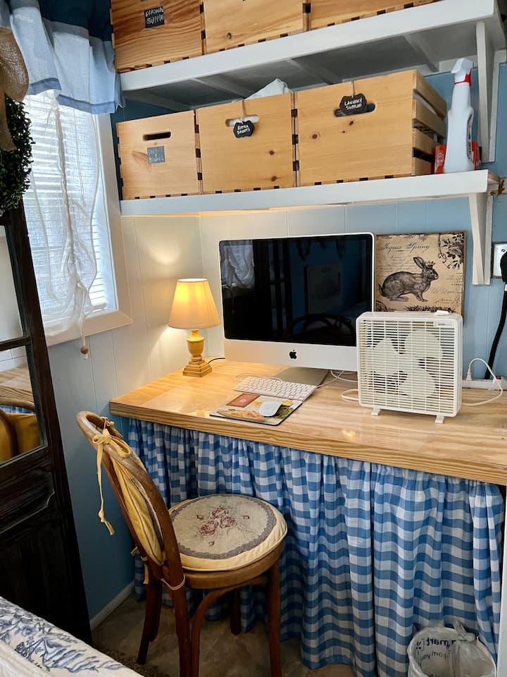 ห้องสีฟ้ามีโต๊ะทำงานและเดสก์ท็อป iMac เพื่อให้คุณสามารถติดตามอีเมลได้หากต้องการ  คอทเทจยังมีอินเทอร์เน็ตและ Wi-Fi ดังนั้นคุณจึงอยู่ไม่ไกลจากบ้านหรือครอบครัวมากนักหรือปิดโทรศัพท์ของคุณถ้าคุณต้องการออกไปจริงๆ!