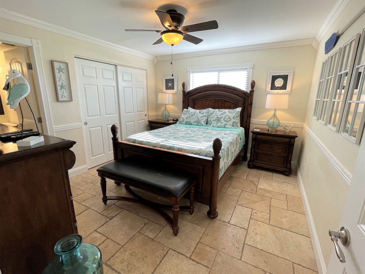 Елегантна примарна спална соба (брачен кревет) со нов душек кон крајот на 2022 година.  Имајте го предвид и шарениот под од травертин.