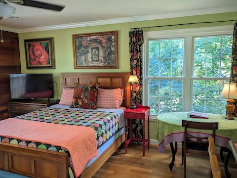 Stylish Hamilton Lakes Studio Facing Park/Trails