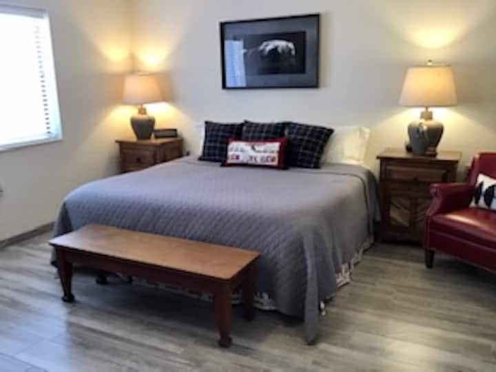 Spálňa „Cowboy“ (2. spálňa z 3) je veľmi priestranná s manželskou posteľou veľkosti King, dvoma nočnými stolíkmi, písacím stolom, komodou, stoličkou na čítanie a veľkým šatníkom.  