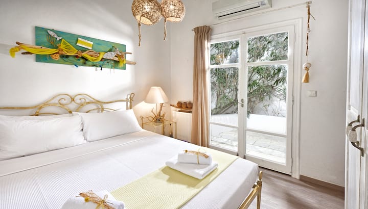 dormitorio doble con vista al jardín