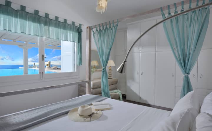 dormitorio principal con vista a la piscina