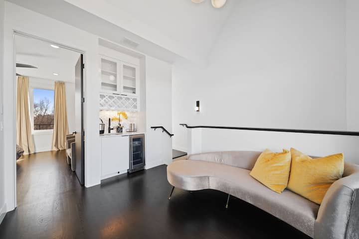 Casanova Modern City Living - Chicago, IL