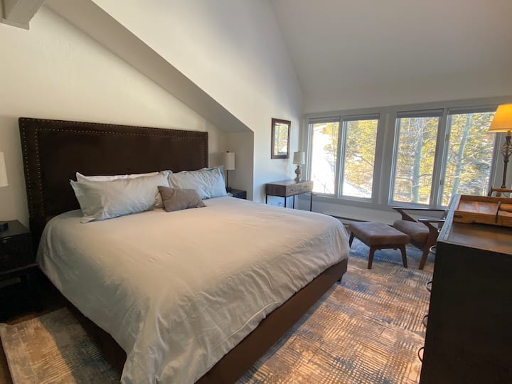 Quarto king com vista para a corrida