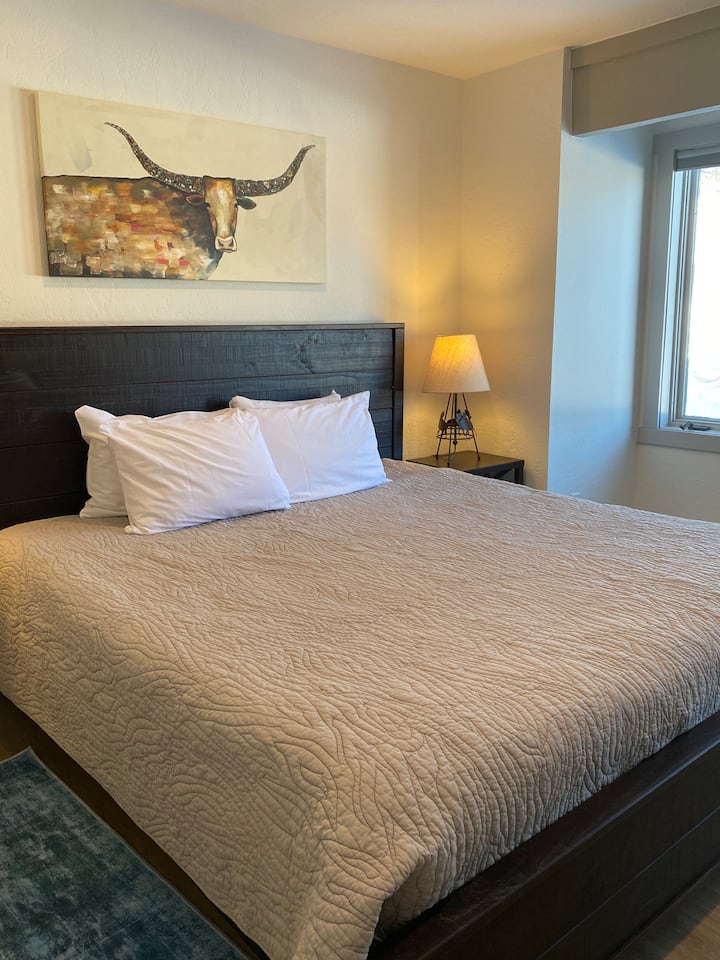 Quarto king size no andar de baixo com vista para a encosta