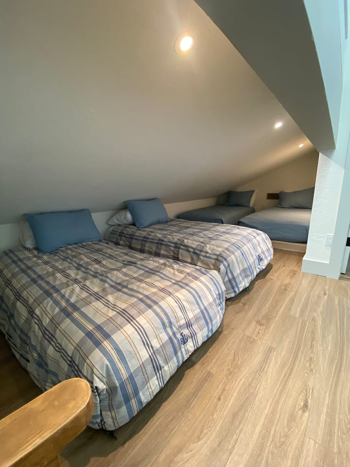 Loft com 4 camas de solteiro.