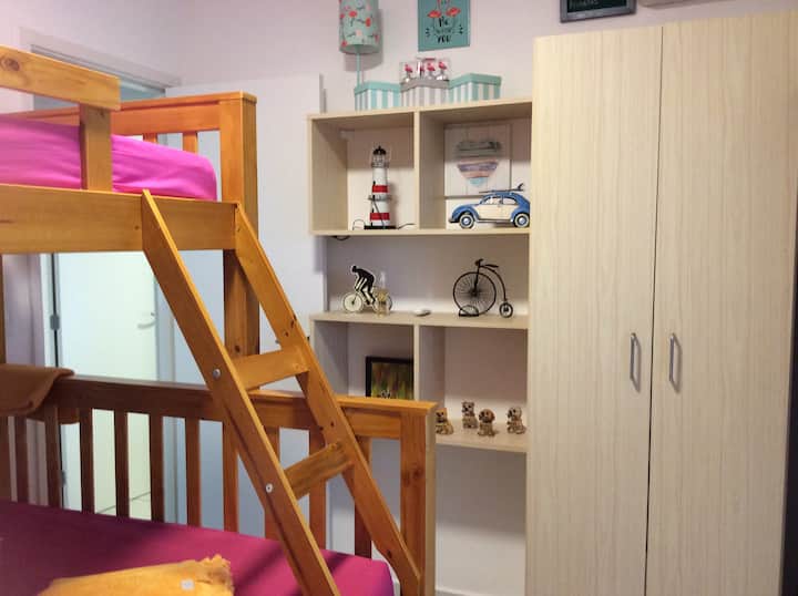 חדר שינה 2 - מגן בגדים קטן + מיזוג אוויר