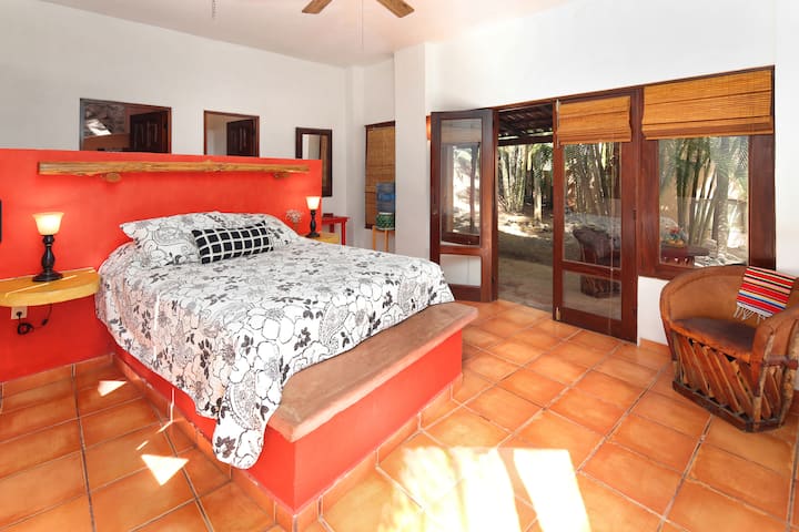 1er nivel - Dormitorio de jardín con una cama tamaño queen