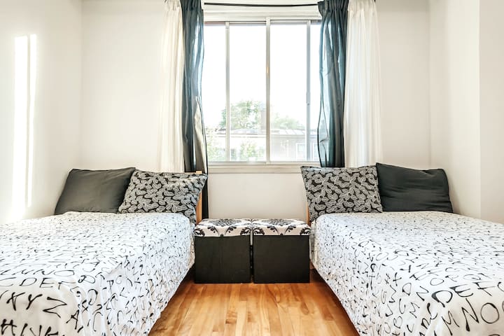 Спалня с килер с две единични легла. Места за двама. Спалня с килер с две единични легла. За двама души .#AirbnbMontreal