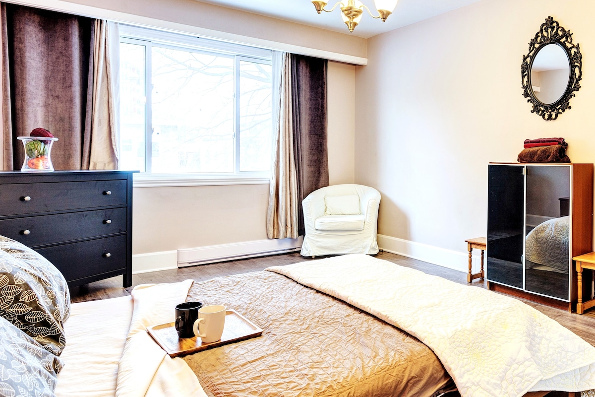 主卧
我们公寓的每间卧室均配有舒适的家具和舒适的装饰，为您提供宁静的度假体验。 卧室的布局促进了隐私和放松，确保您在住宿期间安然入睡。