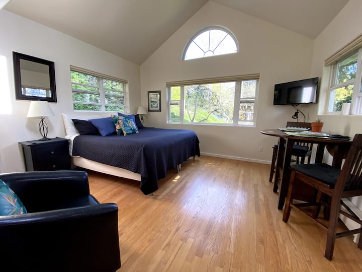 Private Cottage - Walk to U of O!