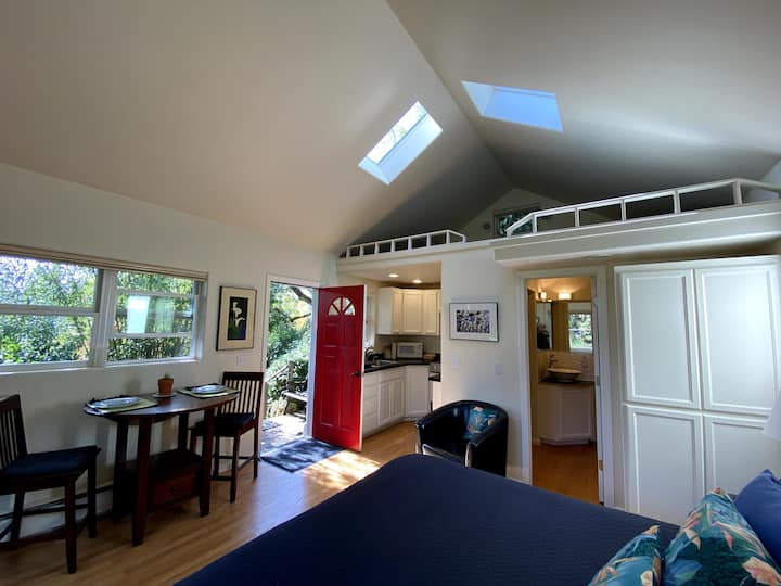 Private Cottage - Walk to U of O!