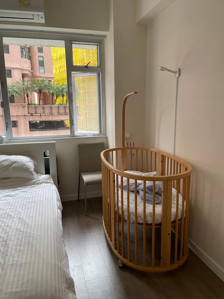 Спалня 2 - единично легло и бебешки люлка. Забележка: камерата, монтирана на стената, ще бъде премахната. Спалното бельо не е включено.