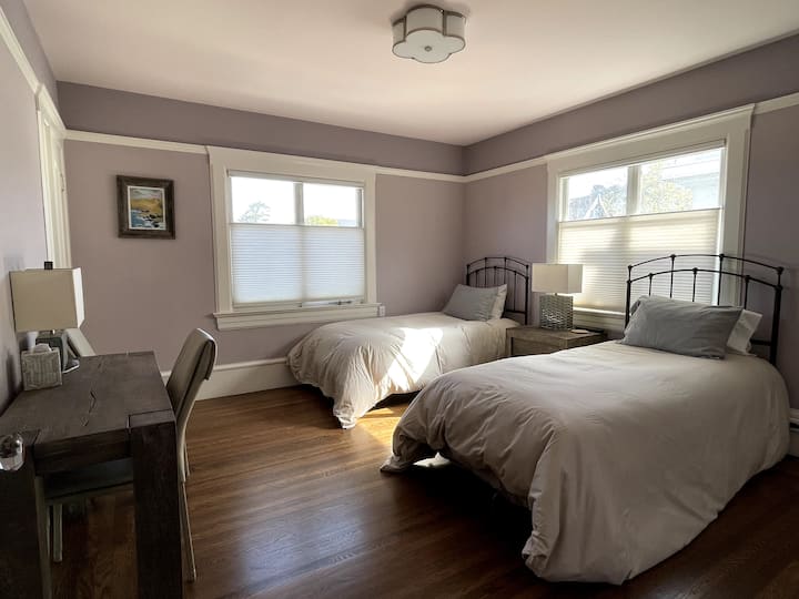 Gastenkamer #2 met twee Twin XL bedden (extra lange eenpersoonsbedden) en twee kasten. Kan de hoofdbadkamer of penthousebadkamer boven delen. 