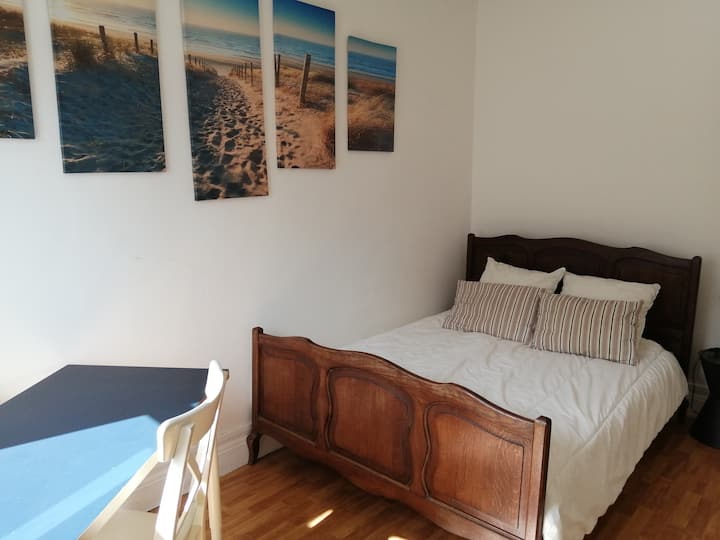 Спалната соба со својот двоен кревет.