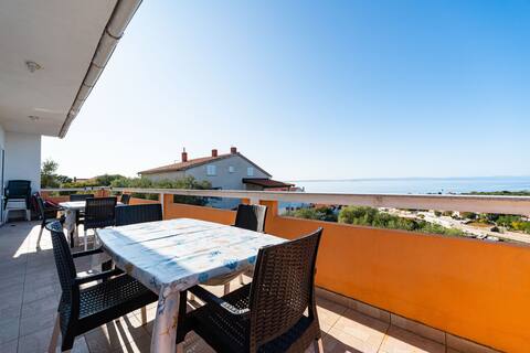 ZORA F - 4 bedroom app with WIFI & air con, Lun