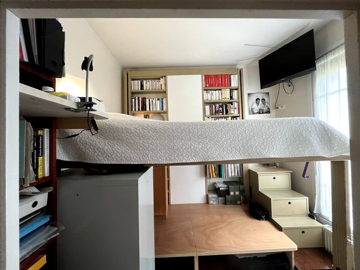 Леглото е в място за спане. Моето „таванско помещение“ в „място за спане “. (Повече място, отколкото в фиксирано таванско помещение). Телевизор
