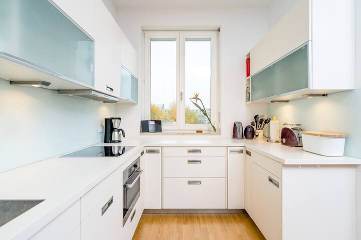 Airbnb Superb 2 bed 2bath + Carpark, city centre! gallery image 2