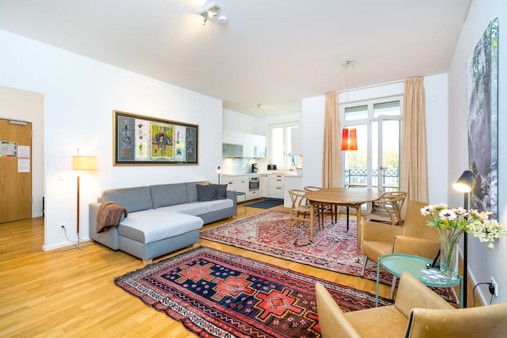 Airbnb Superb 2 bed 2bath + Carpark, city centre!