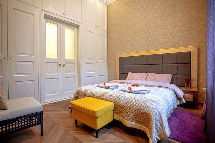 大教堂主卧配有双翼门宏伟的金色卫生间和内置家具。 为了让您好好休息，享受最好的床上用品和枕头。  