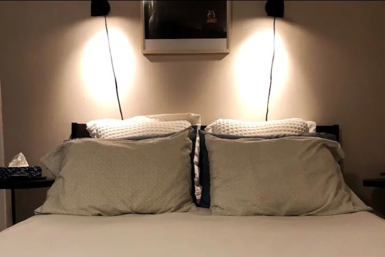 Душек од мемори пена на брачен кревет. 