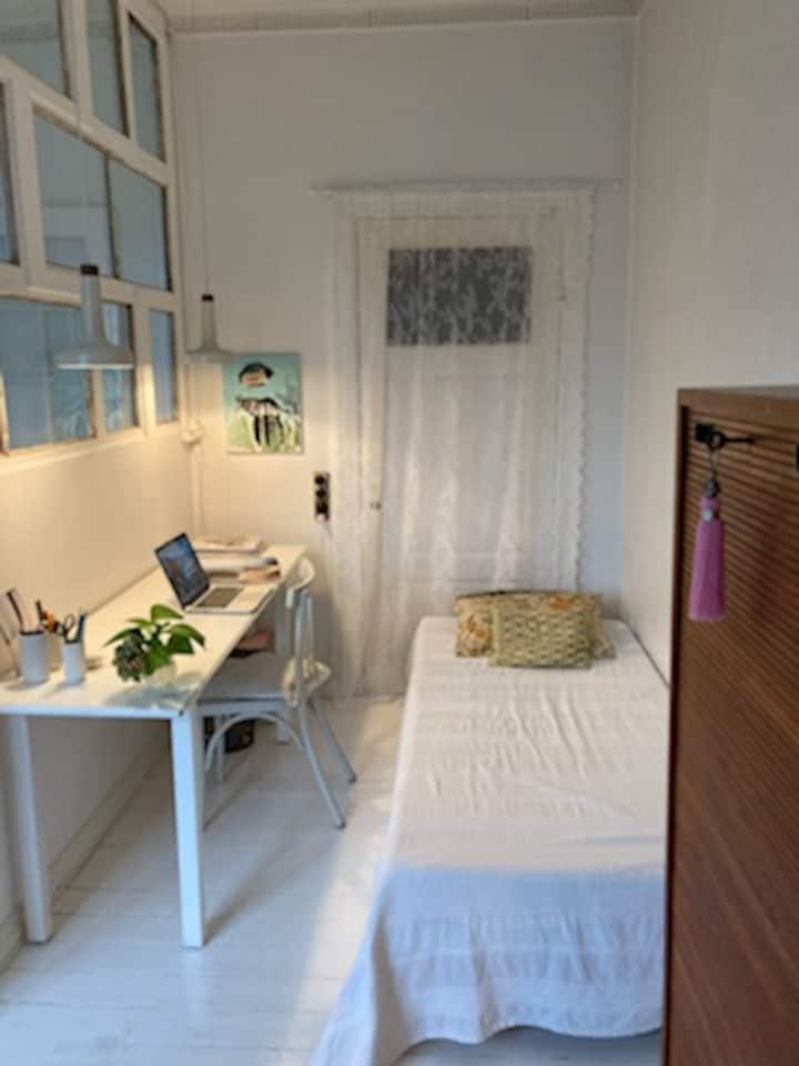 'חלל יצירתי' - אזור שינה/  בחיבור פתוח לסלון המופרד על ידי חצי קיר מזכוכית