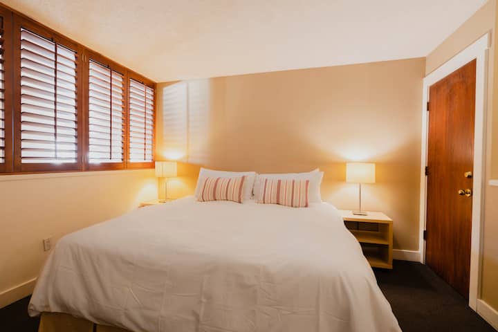 الشقة العلوية المعروضة بسرير بحجم كينج (يمكن ترتيب ذلك أيضًا على سريرين متماثلين. اطلب تكوين سريرك عند حجز العقار.