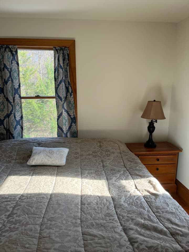 Უამრავი ფანჯარა საძინებლის #2 ნათელი და მზიანი.