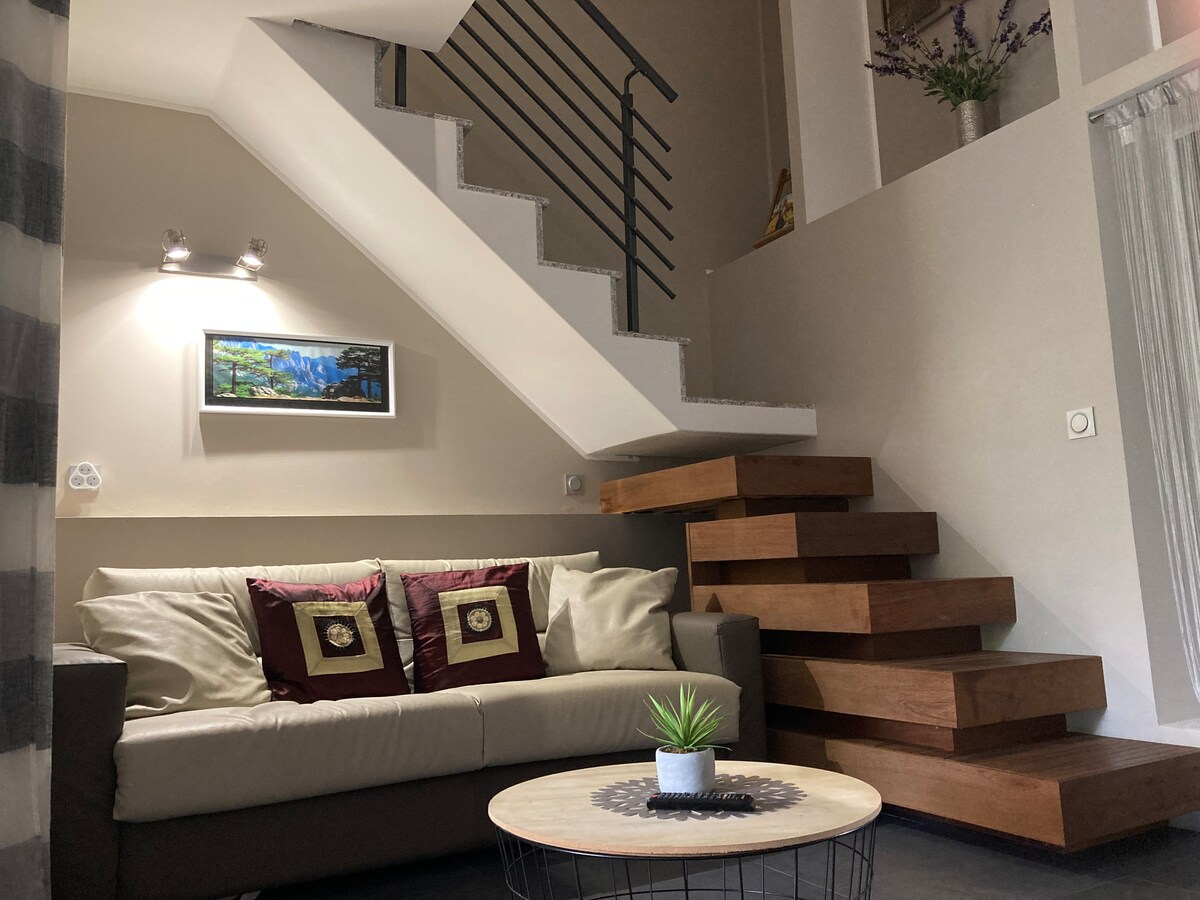 Zona de estar con un sofá cama para 2 personas semicerrado con cortina. 