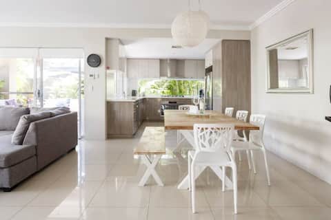 Amazing Group Stay! 2 Kitchens, 6 b/r,4 bathrooms!