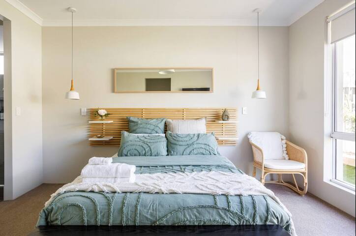 Amazing Group Stay! 2 Kitchens, 6 b/r,4 bathrooms!