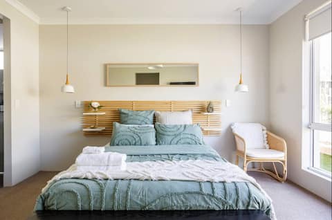 Amazing Group Stay! 2 Kitchens, 6 b/r,4 bathrooms!