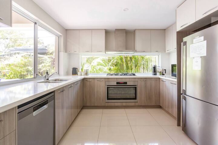 Amazing Group Stay! 2 Kitchens, 6 b/r,4 bathrooms! gallery image 2